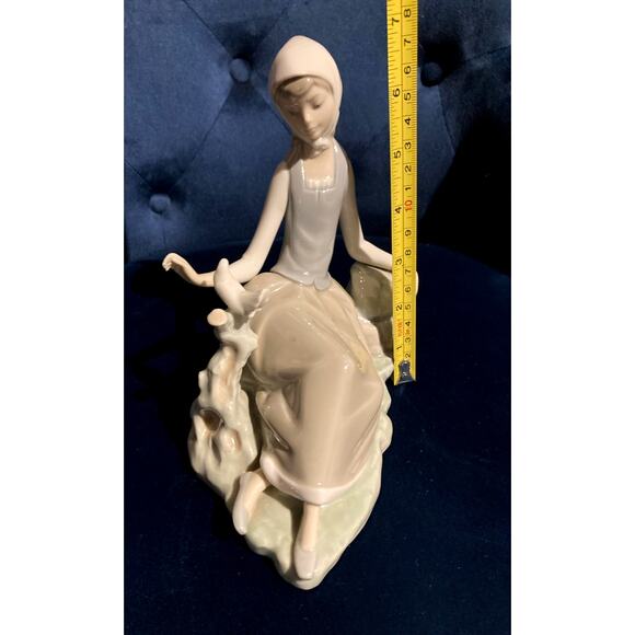 LLADRÓ Shepherdess Girl with Dove Porcelain Figurine – Hand-Made Spain, Marked - Picture 7 of 7